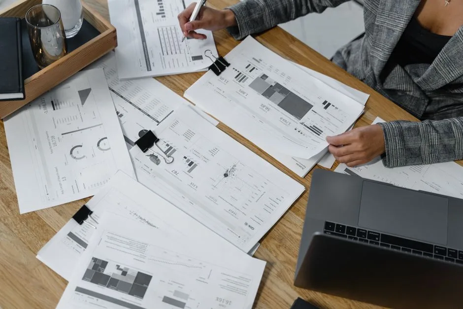 Contrats et relevés étalés sur le bureau d’un dirigeant